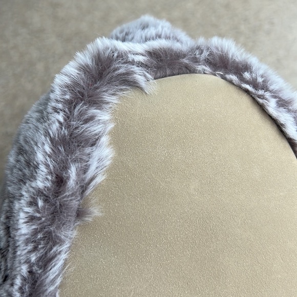 Slippers, Size Small/Medium, Gray, Super Soft!! - Picture 10 of 12